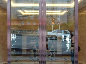 北京知春路工裝裝修 專業定制安裝玻璃隔斷、鏡子與鋼化玻璃門的全方位指南